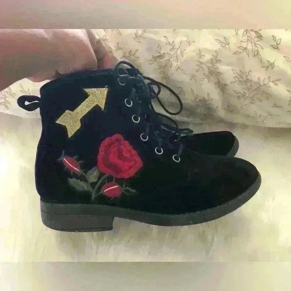 Steve Madden Black Velvet Embroidered Rose Combat Style Boots Youth Girls 4 - Picture 2 of 7